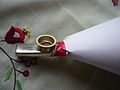Ajustage d'un kazoo à un cornet en papier pour faire un bigophone.