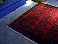 یک فرش ترکمن در یک خانواده تنظیم