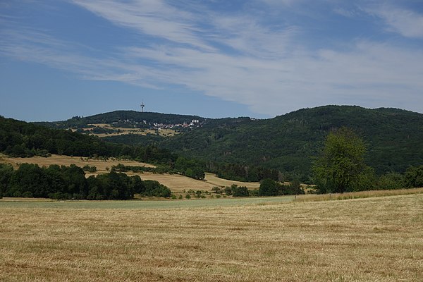 Rossert hilltop Hainkopf on the right belongs to the Anterior Taunus, Atzelberg mountain on the left is part of the High Taunus