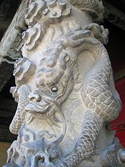 Stâlp cu dragon în fața Sălii Dacheng
