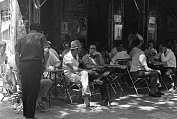 יהורם גאון בקפה כסית בתל אביב, 1969. אוסף דן הדני, הספרייה הלאומית