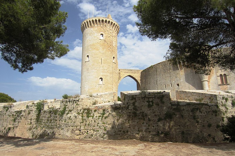 File:Der Hauptturm ist räumlich vom Castell getrennt und nur über eine Brücke erreichbar - panoramio.jpg