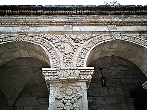 Detail of the arches of the cloister.