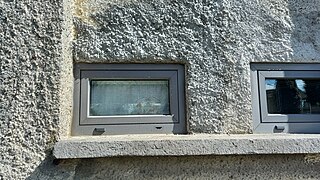 Dettaglio finestra a un quarto, facciata Case Coloniche