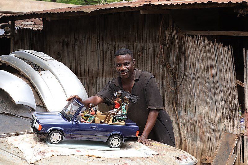 File:Didier Ahadsi mit Mercedes Cabrio.jpg