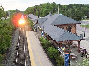 Downeaster Durham stantsiyasiga etib keladi, may 2017.JPG