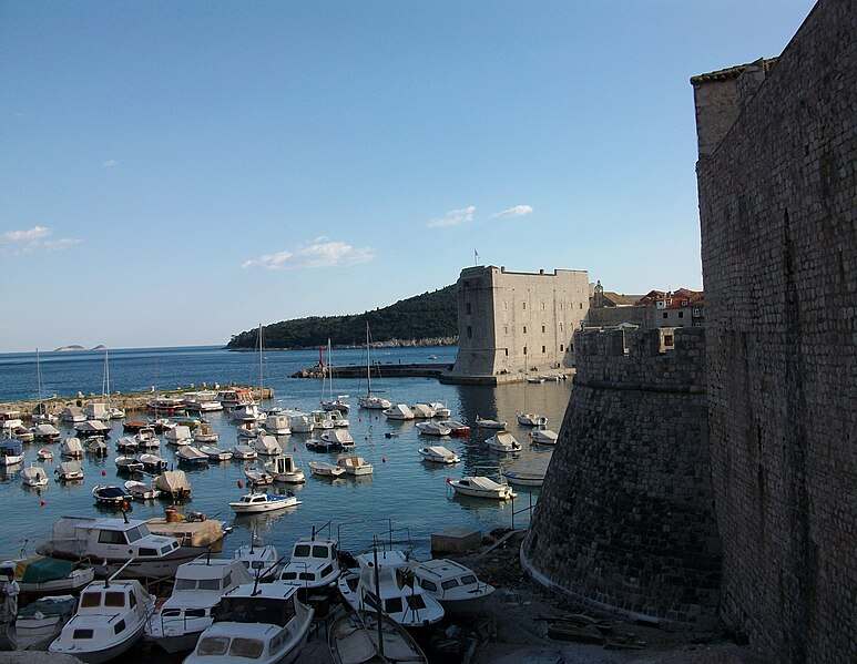 File:Dubrovnik - old harbour - port vell.JPG