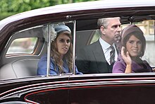 Принцесса Беатриса вместе с сестрой и отцом, герцогом Йоркским. Отец с дочерьми направляются в собор Святого Павла в честь бриллиантового юбилея королевы Елизаветы II, 5 июня 2012 года.
