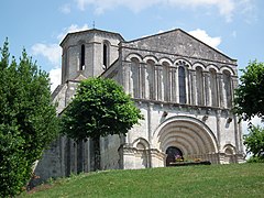 Façade de l'église Saint-Pierre.