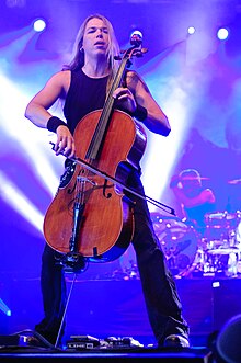 Toppinen performing in 2009