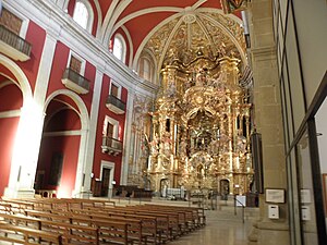 Vista interior hacia el altar de la iglesia.