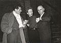 Emil-Edwin Reinert, Joan Camden e Francis Lederer em uma produção de 'Stolen Identity, Viena, 1952. Lederer (à esquerda) usa um sobretudo de ombros largos e lenço