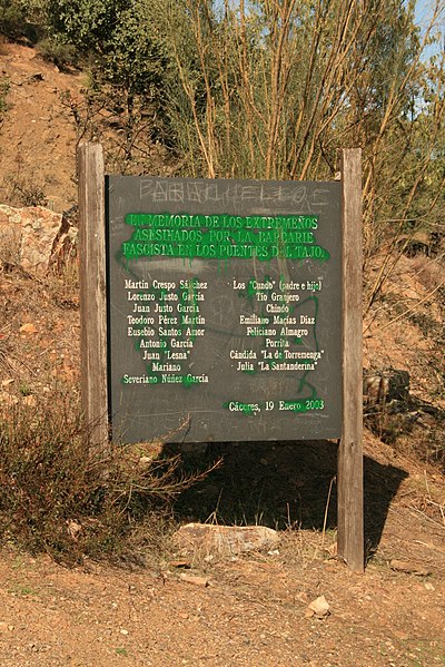 File:En memoria de los extremeños asesinados por la barbarie fascista en los puentes del Tajo (25 de octubre de 2009, Parque Nacional de Monfragüe) 01.JPG