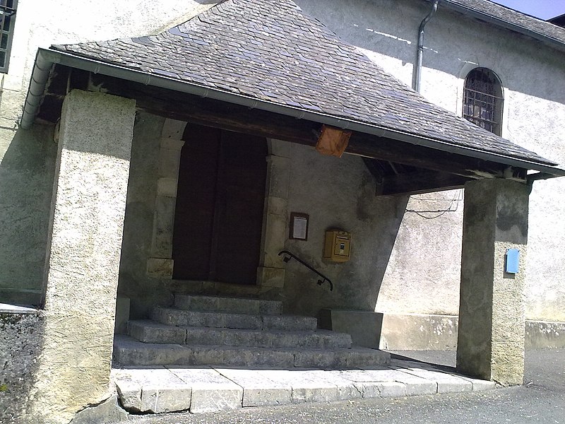 File:Entrée de l'église de Lourdios-Ichère.jpg