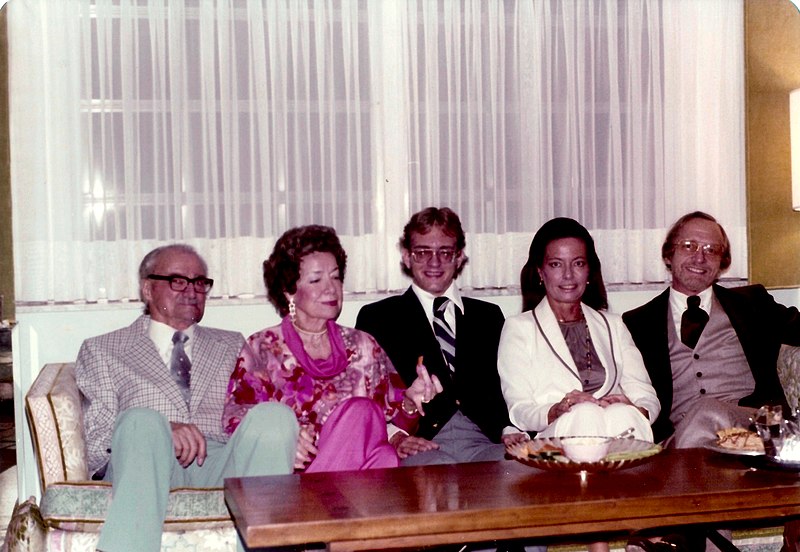 File:Family Christmas 1978 - South Florida - On the Couch.jpg