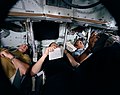 Posádka Apolla 14 v simulátore veliteľského modulu počas príprav na let