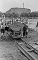 Voluntarios moviendo la tierra para la construcción del estadio en 1952