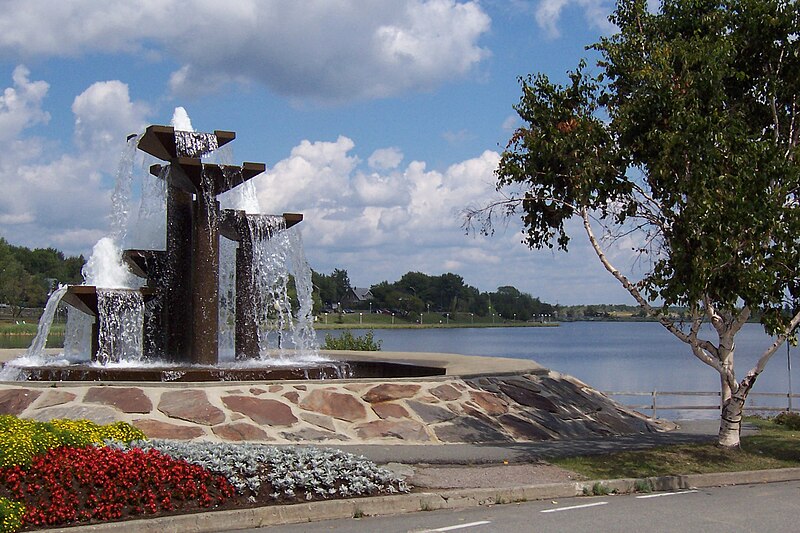 File:Fountain on Osisko Lake.jpg