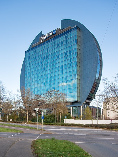 So kommt man zu Radisson Blu Hotel, Frankfurt mit den Öffentlichen - Mehr zum Ort Hier