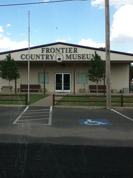 File:Frontier Country Museum in Crescent, Oklahoma.jpg