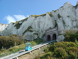 Le funiculaire vu de la rue Amiral-Courbet.