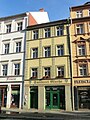 Wohnhaus mit Laden in geschlossener Bebauung und winkligem Hintergebäude