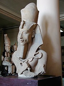 Akhenaton 1353-1337 Nouv. Emp., XVIIIe dyn. Statue colossale. Grès Musée égyptien du Caire