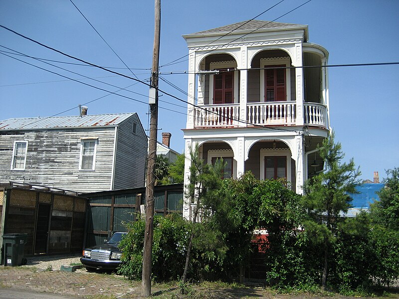 File:GardenDistrictMay07BalconyHouse.jpg