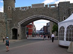 La rue Saint-Jean passe sous la porte Saint-Jean