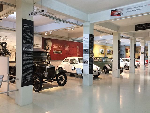 سيارات هندية في متحف.