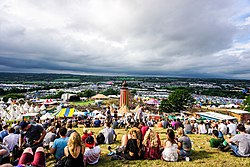 Havainnollinen kuva Glastonburyn festivaali -osiosta