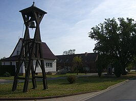 Klokkentoren en oorlogsmonument in Mönchenhöfe