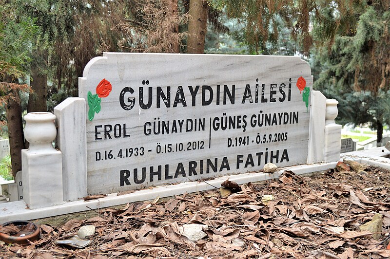 File:Grave of Erol Günaydın.jpg