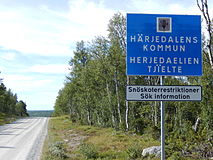 Härjedalens kommun på både svenska och sydsamiska.