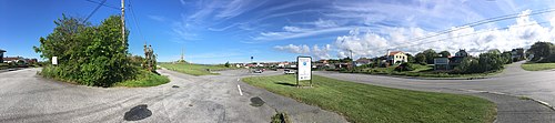 Ved Kvalsvikvegen er det parkering til området og nedkjøring til campingplassen. Foto: Juni 2020