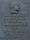 Bürgerliches Wohnhaus, aufgestockt, einschließlich Seitenflügel und Hinterhaus, mit Gedenktafel für Karl Liebknecht