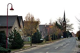 Heinersbrück, Hauptstraße mit Dorfkirche.jpg