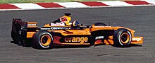 Photo d'une monoplace orange et noire en course