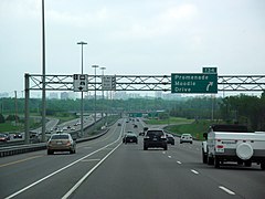 Jalan Raya Trans-Kanada yang melintasi Ottawa.