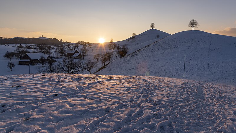 File:Hills near Neuheim (50888408747).jpg