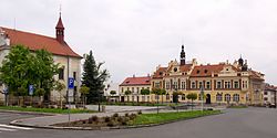 Náměstí Palackého, vlevo kostel Nejsvětější Trojice, vpravo radnice