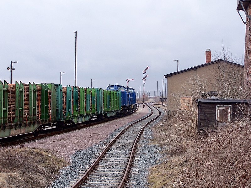 File:Holzzug im Bahnhof Ohrdruf, Februar 2012.JPG