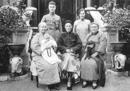 Tập_tin:Hotung+wives_and_family.jpg