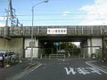 正門前駅跡にかかる、尾頭橋駅への道案内（2006年7月28日撮影）