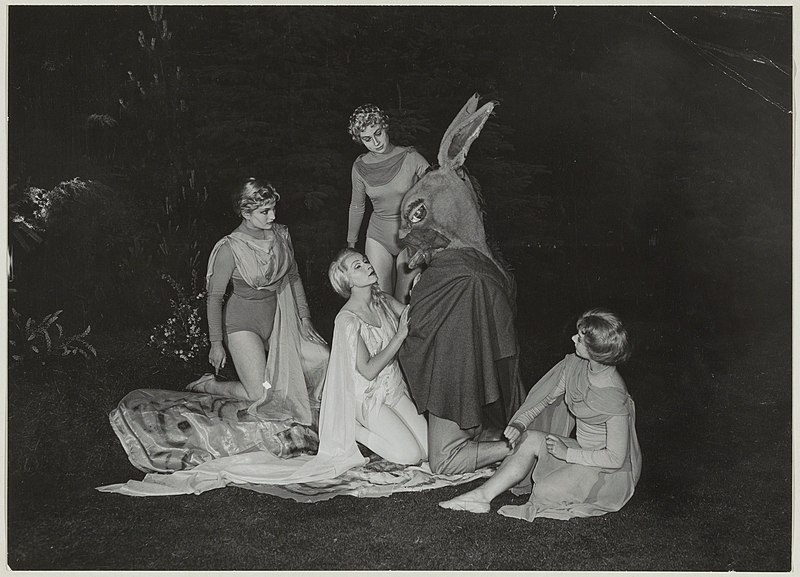 File:In het Openluchttheater heeft de Oxford Playhouse Company de première gegeven van a Midsummer Night's Dream, de foto is een scene met Bottom. NL-HlmNHA 54010282.JPG