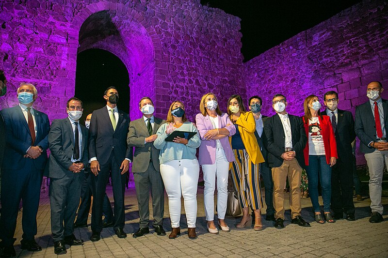 File:Inauguración de la iluminación artística de la muralla de Talavera de la Reina (51497153581).jpg