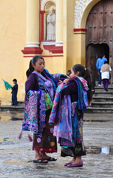 File:Indigenous girls selling textiles (8043987497).jpg