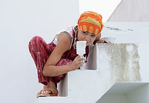 Jeune fille en train de peindre un escalier en blanc. (définition réelle 6 749 × 4 664)