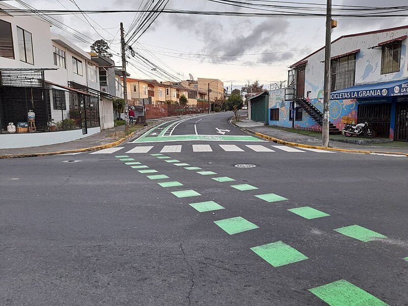 File:Infraestructura Ciclística en Costa Rica - Trayectoria en intersección.jpg