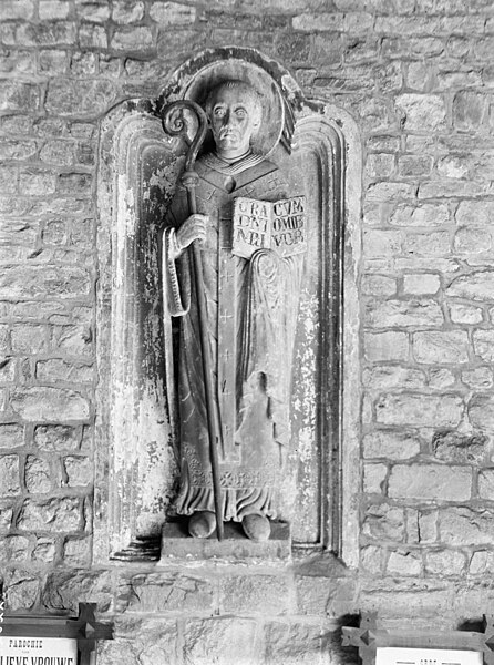 File:Interieur, gebeeldhouwd reliëf in noordportaal, voorstellende een heilige bisschop - Maastricht - 20146586 - RCE.jpg